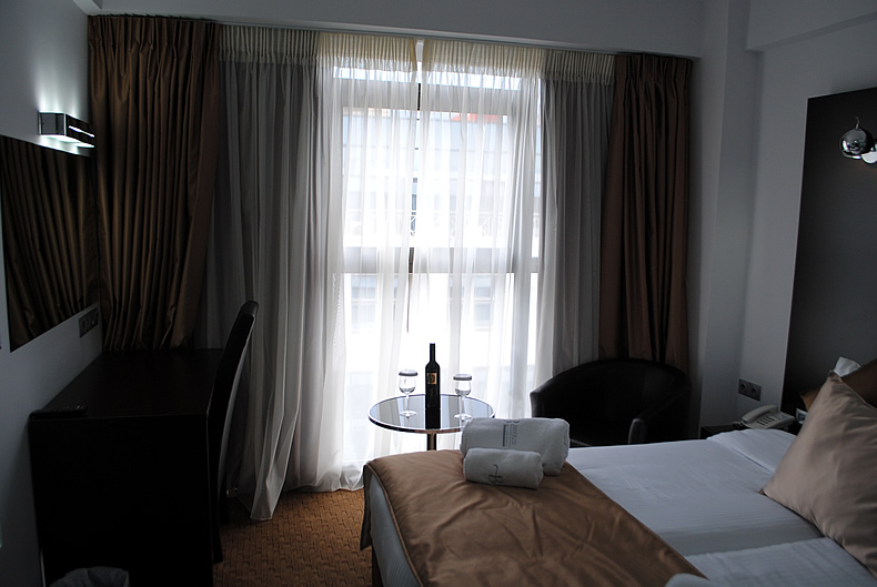 ギリシア旅行　アテネのホテルのベッドルーム