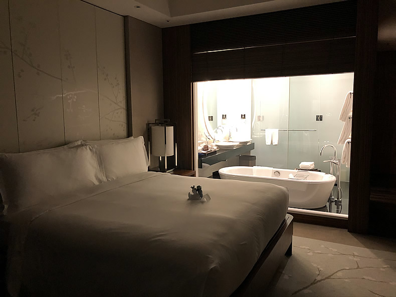 コンラッド東京のエグゼクティブルームのベッドとバスルーム Conrad Tokyo
