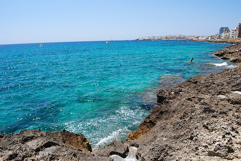 プーリャ州のガリポリの青い海 Puglia-Gallipoli