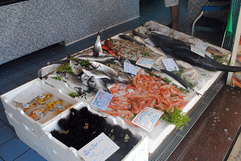 porto cesareo mare fish market