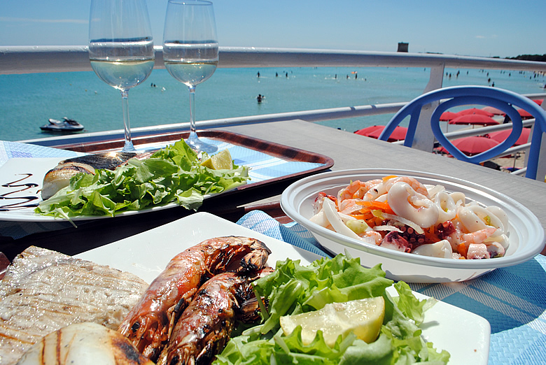 ポルトチェザーリオ　ビーチにて食事　salento lecce dinner seaside beach lunch dinner vacation