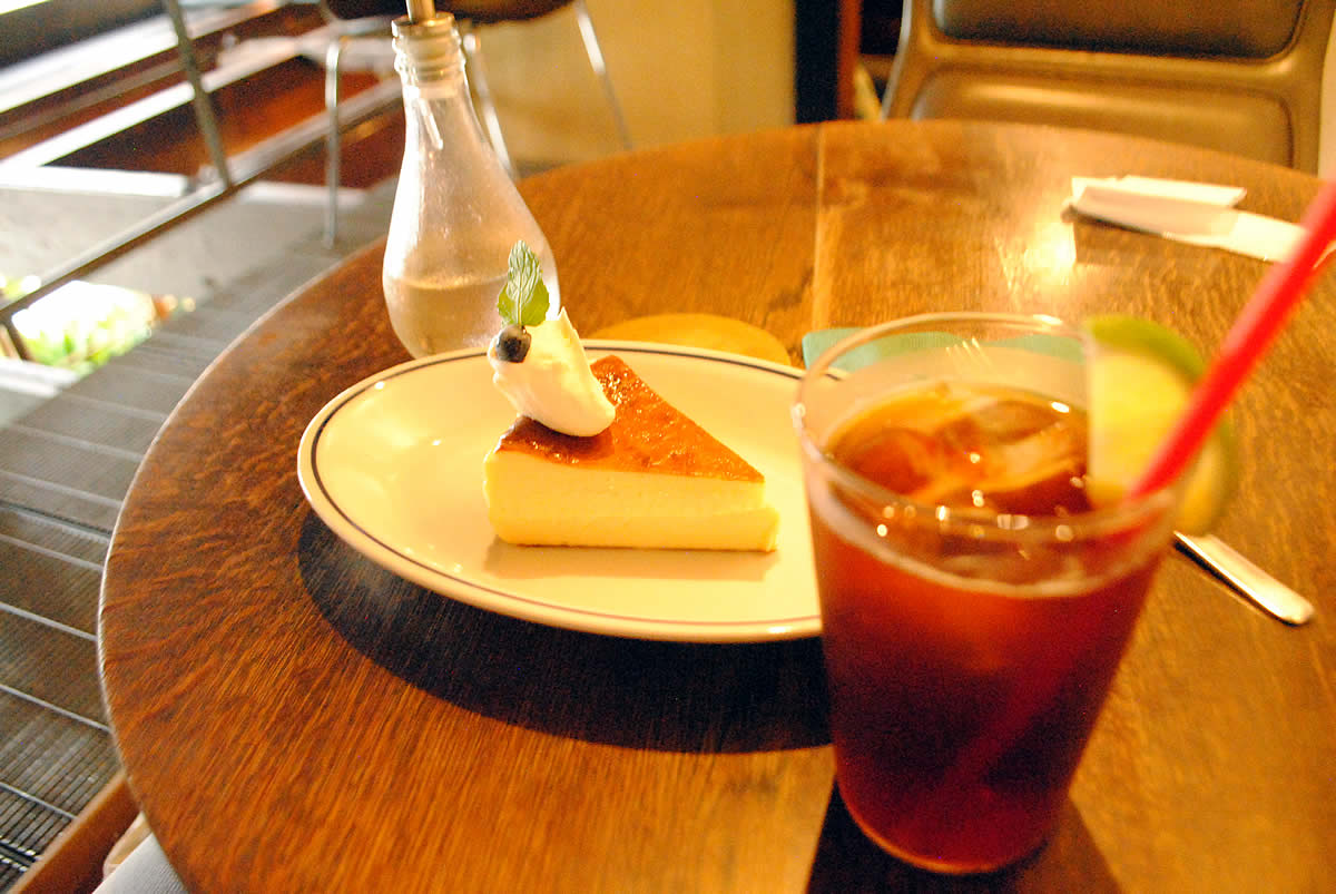 京都二条通のお洒落な町家カフェ「Cafe Bibliotic Hello!」