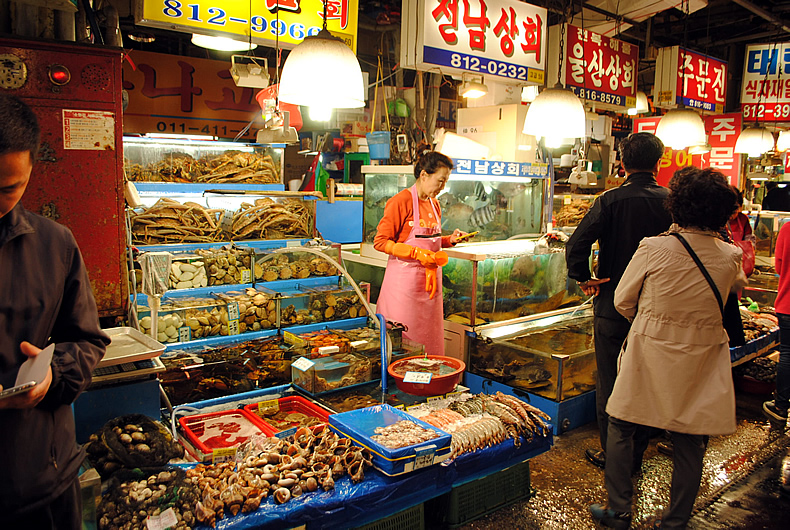 韓国で元気に働くおばちゃん　ソウルの鷺梁津水産市場 （ノリャンジンスサンシジャン）