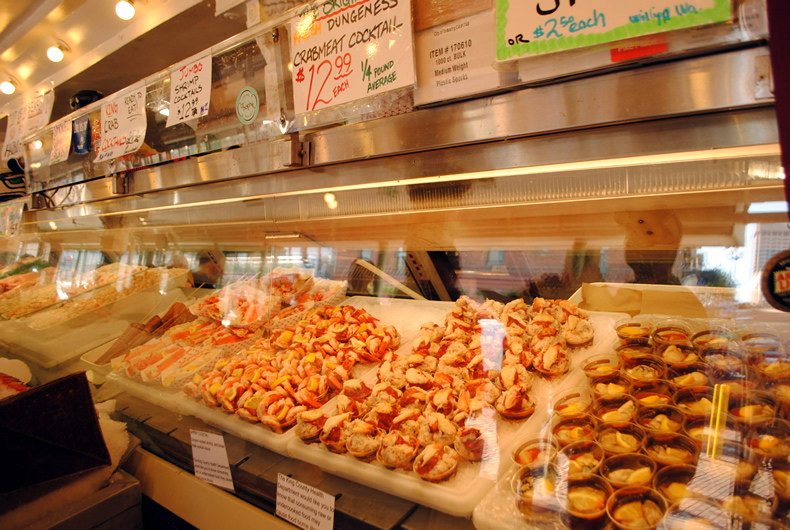 シュリンプカクテルと生牡蠣のディスプレイ　パイクプレースマーケット　Pike Place Market　シアトル　ワシントン州観光