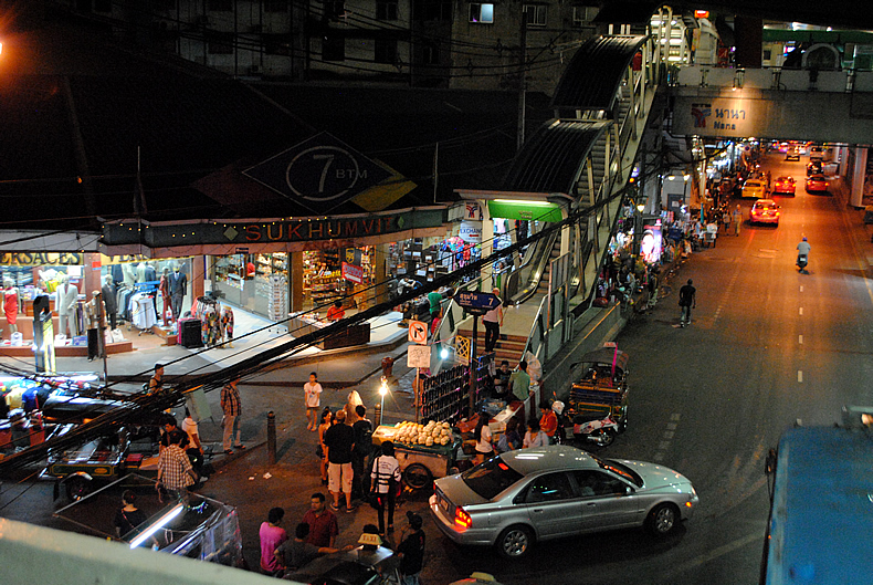 タイのバンコク　ナーナー駅　周辺　夜店