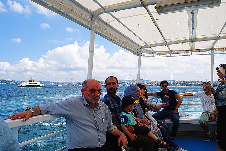 フェリーでカドキョイ（Kadıköy）からエミノニュ（Eminönü）