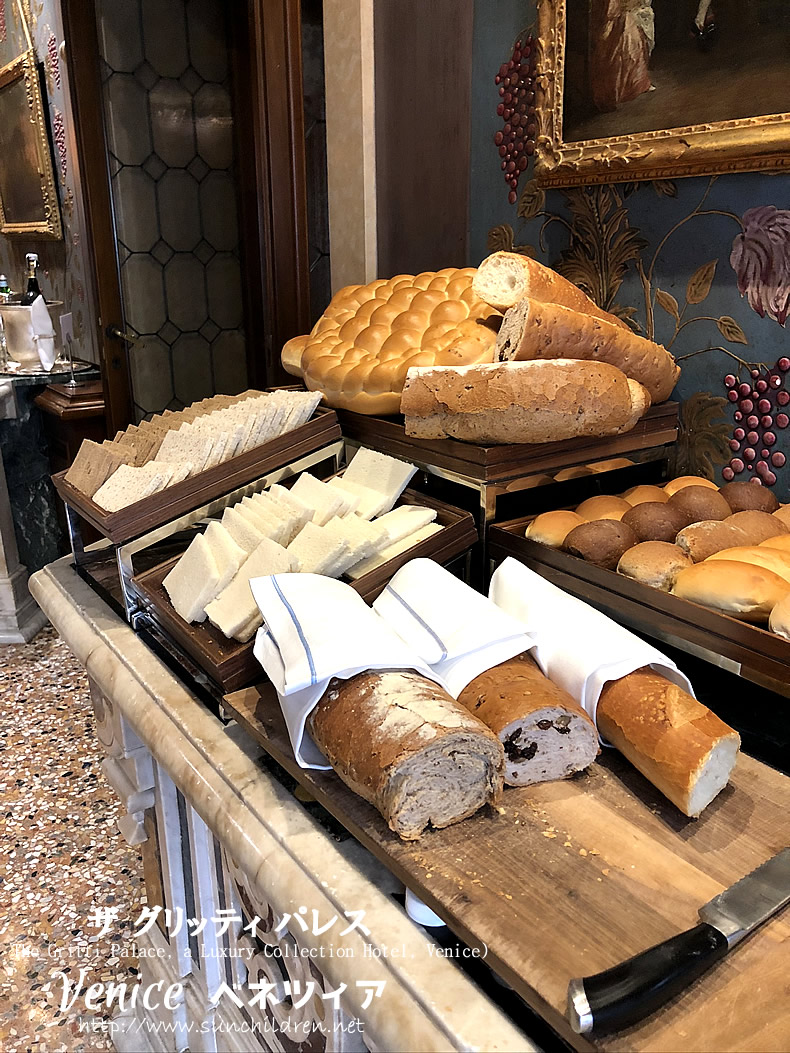 ベネツィア　グリッテイパレスのパン