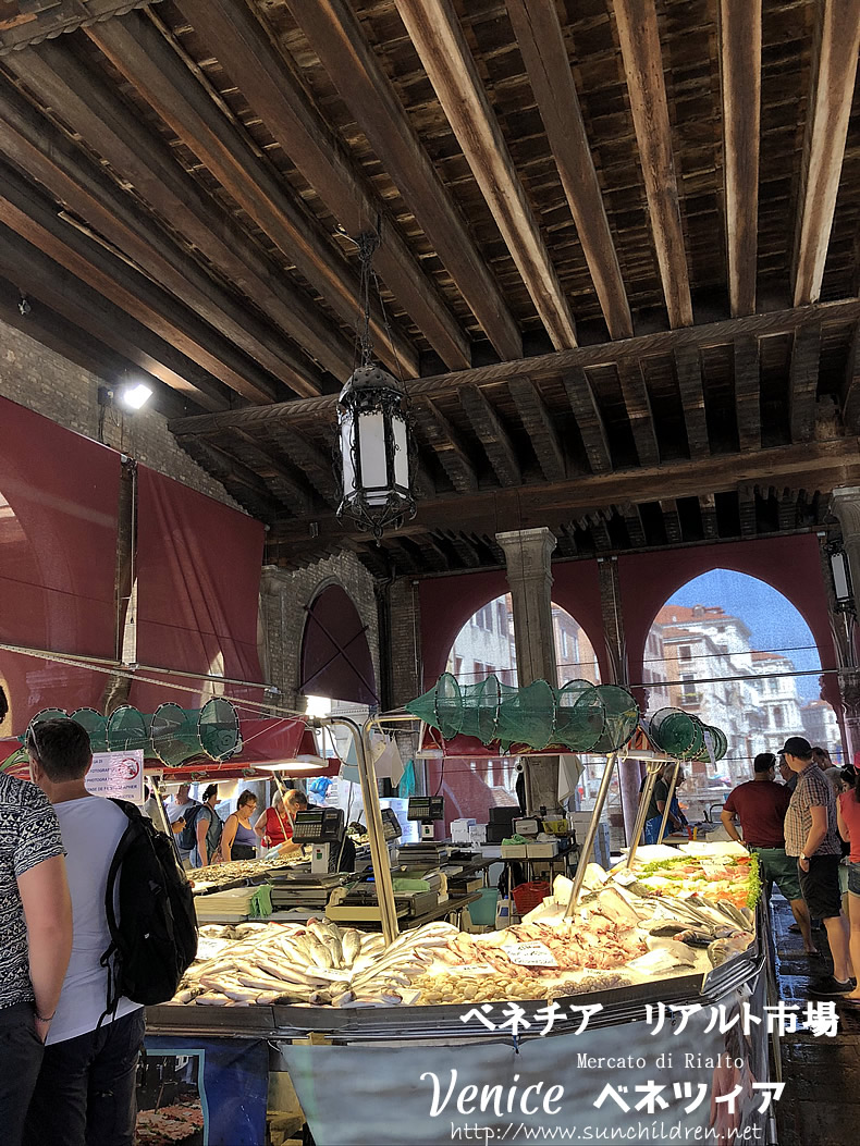 ベネツィア　リアルト市場で綺麗に並べられる魚