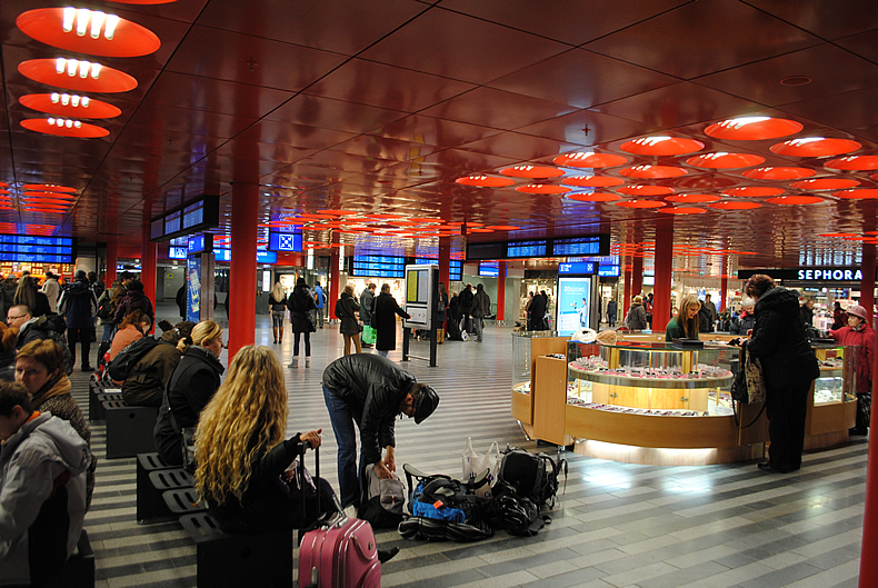 プラハ本駅　チェコ Praha hlavní nádraží オーストリアへ向かう 