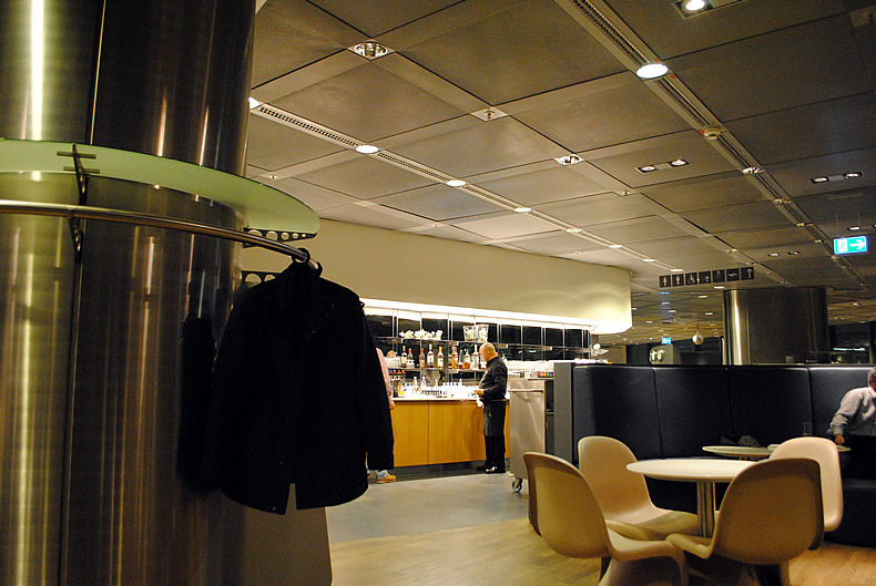 空港の夜景　スターアライアンスゴールドメンバーのフランクフルト空港のラウンジ Senetor Lounge Business Lounge in Frankfrut airport　