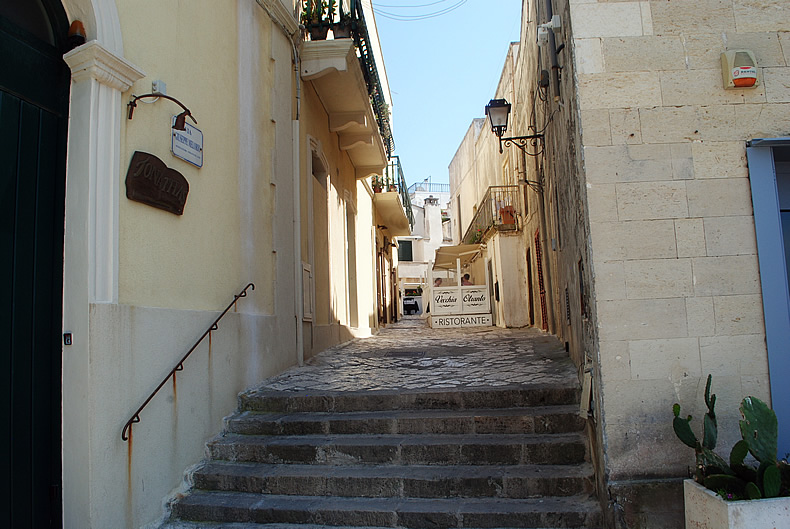 南イタリアのプーリア州のオートラント otranto 石造りの街中の建物