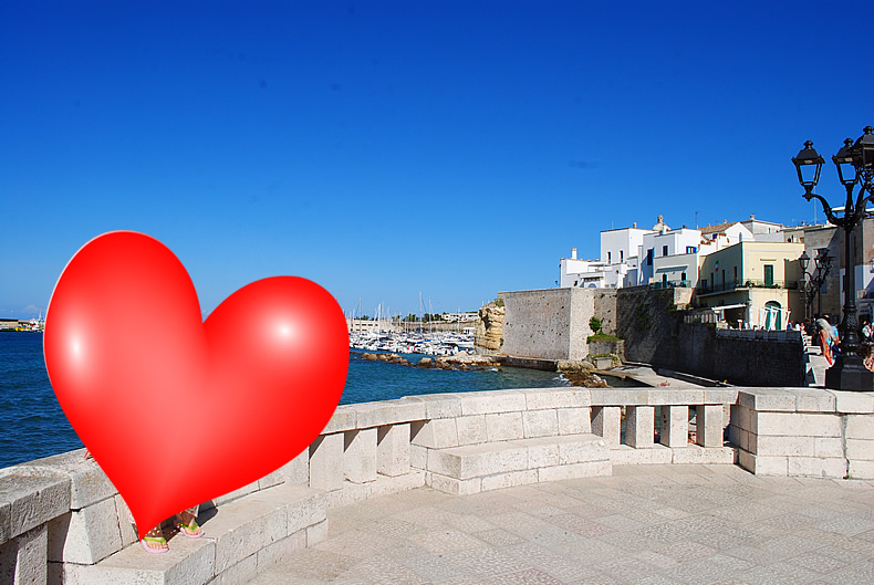 南イタリアのプーリア州のオートラント otranto 石造りの街中の建物