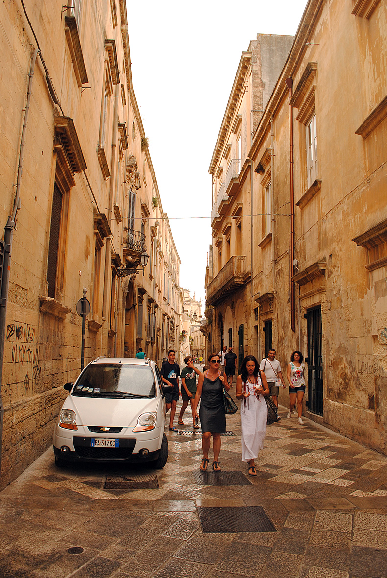 Lecce レッチェ　遺跡巡り　ドゥオーモ　サンティ ピエトロ エ パオロ教会 (ガラティーナ大聖堂)　南イタリアのレッチェにある寺院