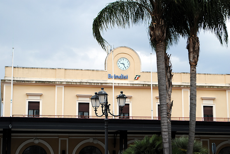 ブリンディッシ駅 Brindisi stationの看板