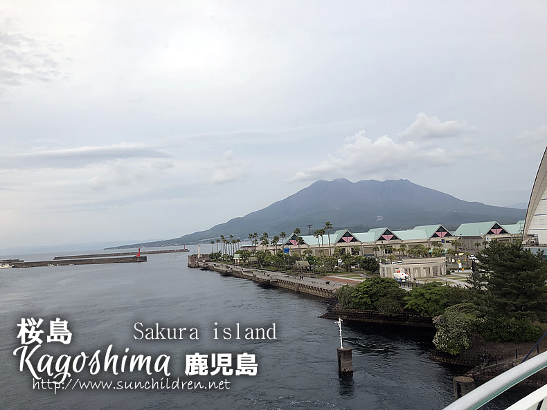 桜島を錦江湾から眺める