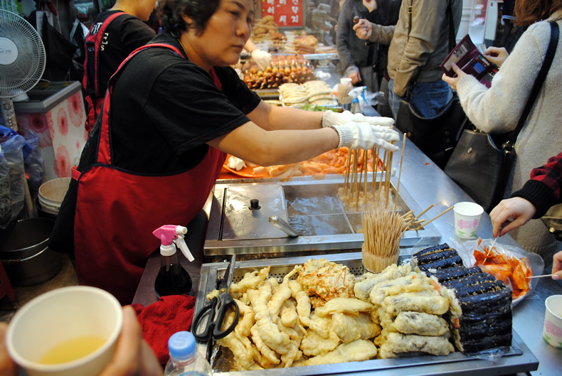 おモニー　露天　明洞で食べる　韓国料理　ミョンドン