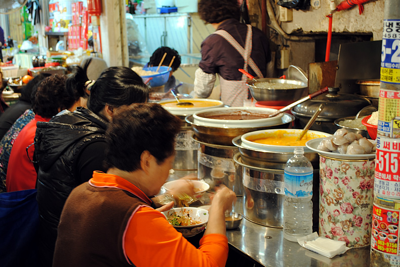 韓国のおばちゃんたちが食べる　ソウルの飯