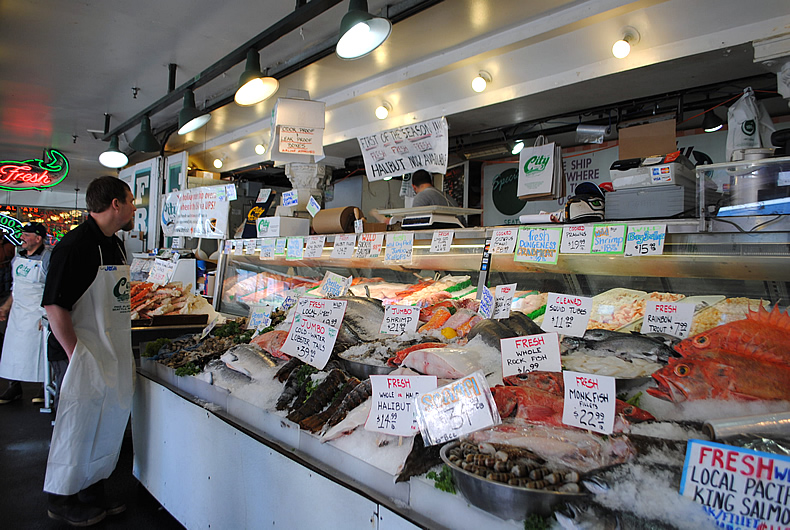 市場の様子　Pike place Market パイクプレイスマーケット　シアトル旅行 seattle travel　　ワシントン州　観光　アメリカ旅行