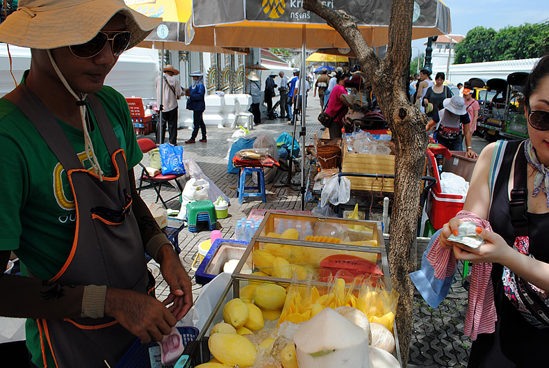 バンコク　タイランドで　タイ旅行中に　パイナップルを食べる