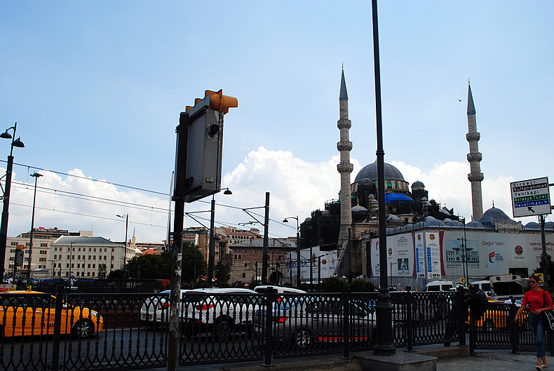 ボスポラス海峡　エミノニュ（Eminönü）　カドキョイ（Kadıköy）フェリー乗り場　金角湾（きんかくわん）のガラタ橋（ガラタばし）