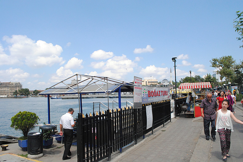 バスでカドキョイ（Kadıköy）へ、フェリーでエミノニュ（Eminönü） サビハ・ギョクチェン国際空港