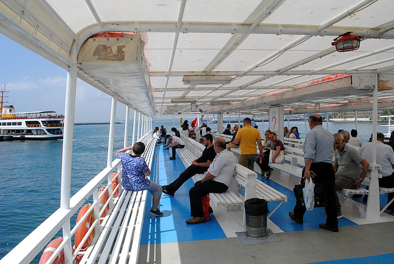 フェリーでカドキョイ（Kadıköy）からエミノニュ（Eminönü）へ