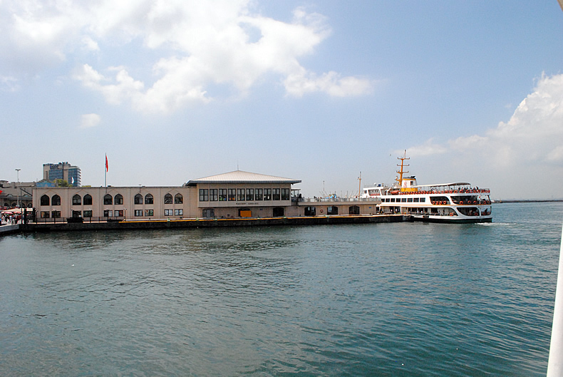 フェリーでカドキョイ（Kadıköy）からエミノニュ（Eminönü