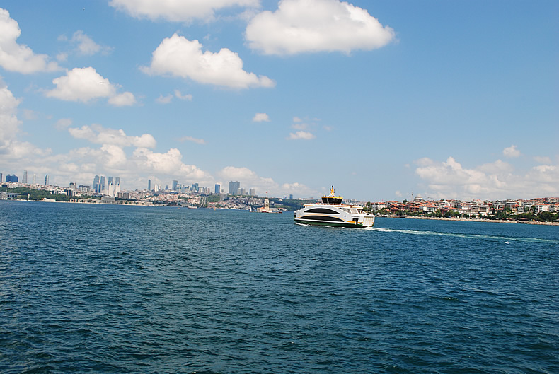 ボスポラス海峡　エミノニュ（Eminönü）　カドキョイ（Kadıköy）フェリー乗り場