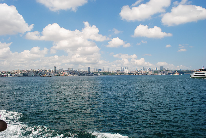 バスでカドキョイ（Kadıköy）へ、フェリーでエミノニュ（Eminönü） サビハ・ギョクチェン国際空港