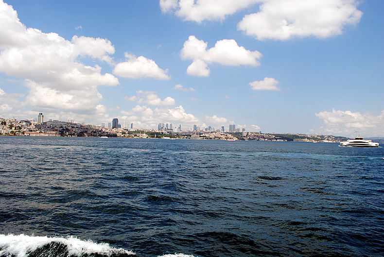 フェリーでカドキョイ（Kadıköy）からエミノニュ（Eminönü）　へ