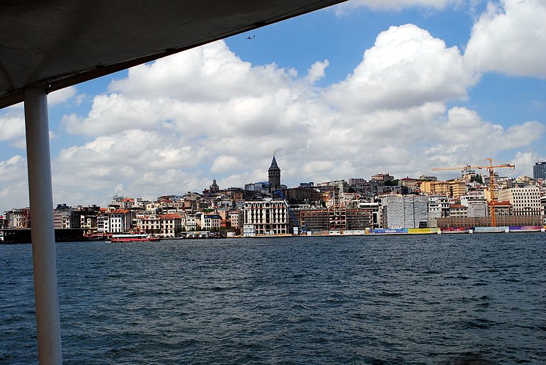 フェリーでカドキョイ（Kadıköy）からエミノニュ（Eminönü