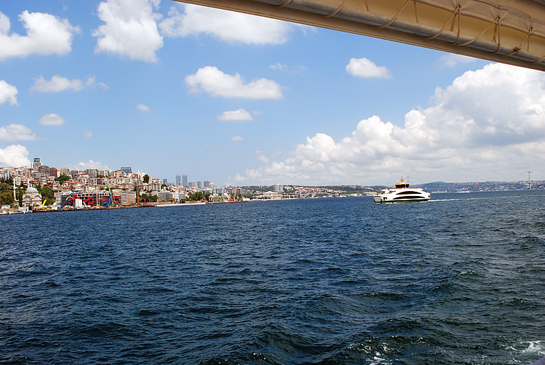 フェリーでカドキョイ（Kadıköy）からエミノニュ（Eminönü）