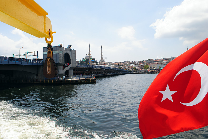 ガラタ橋（ガラタばし、Galata Köprüsü）　バスでカドキョイ（Kadıköy）へ、フェリーでエミノニュ（Eminönü） サビハ・ギョクチェン国際空港