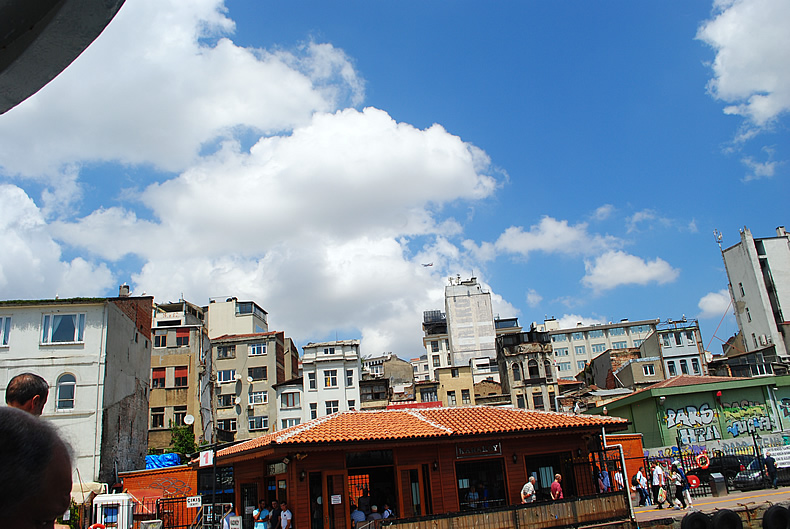 エミノニュ（Eminönü）　バスでカドキョイ（Kadıköy）へ　ターキッシュ エアラインズラウンジ lounge