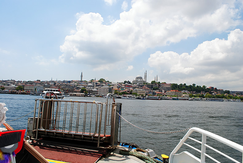 フェリーでカドキョイ（Kadıköy）からエミノニュ（Eminönü）　へ