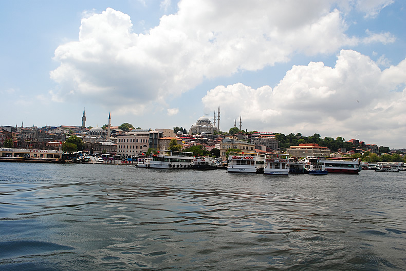 フェリーでカドキョイ（Kadıköy）からエミノニュ（Eminönü）へ