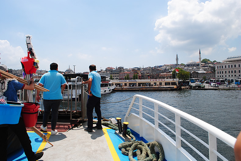 金角湾（きんかくわん）のガラタ橋（ガラタばし　イスタンブール　フェリーでカドキョイ（Kadıköy）からエミノニュ（Eminönü）