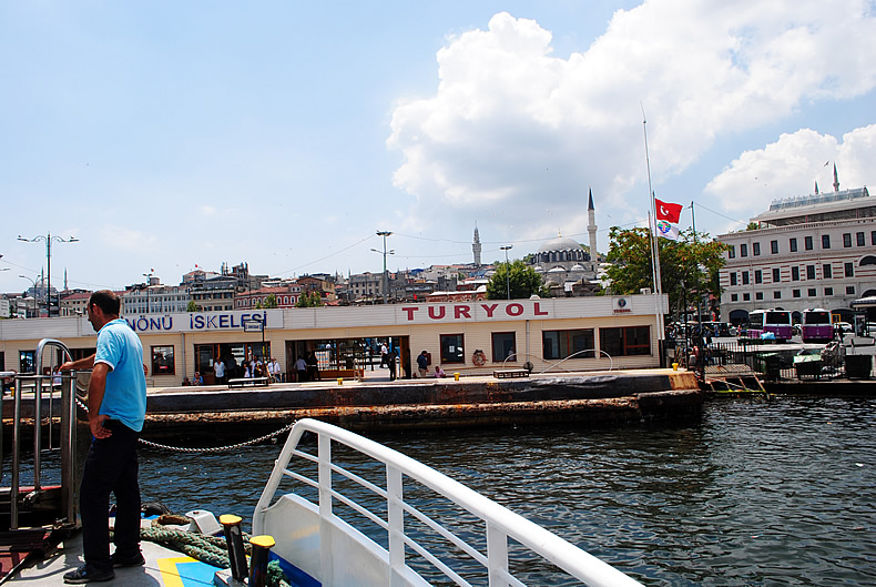 金角湾（きんかくわん）のガラタ橋（ガラタばしカドキョイ（Kadıköy）