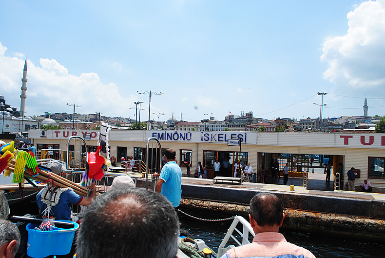 金角湾（きんかくわん）のガラタ橋（ガラタばし）　カドキョイ（Kadıköy）行き HAVABUSバス