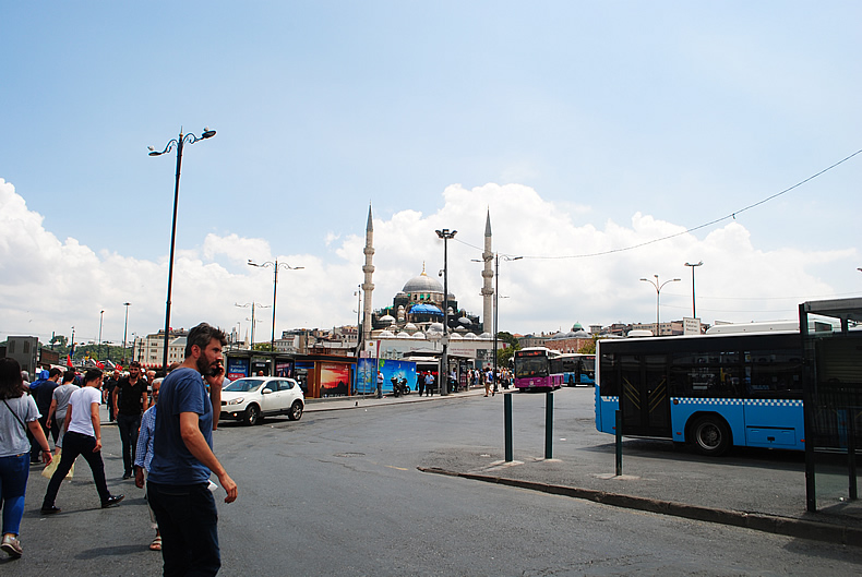 カドキョイ（Kadıköy）行き 金角湾（きんかくわん）のガラタ橋（ガラタばし）