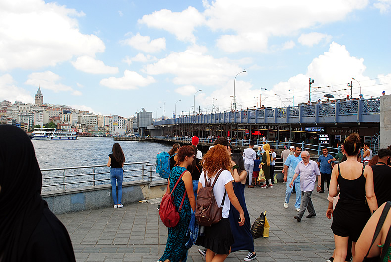 フェリーでカドキョイ（Kadıköy）からエミノニュ（Eminönü）