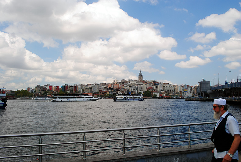 フェリーでカドキョイ（Kadıköy）からエミノニュ（Eminönü)