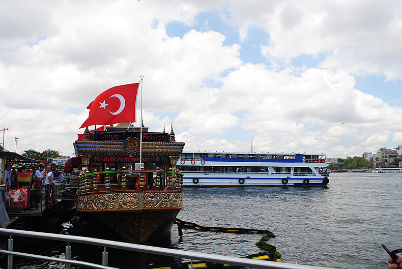 フェリーでカドキョイ（Kadıköy）からエミノニュ（Eminönü）