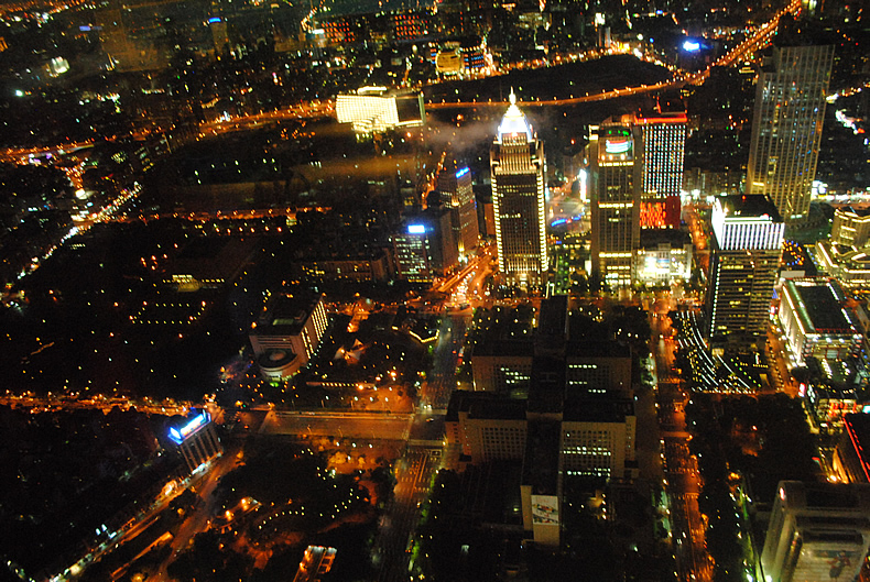 格安台北旅行で行きたい場所　たいぺいいちまるいち　taipei101の夜景が異なる景色　台北１０１　繁華街　台湾旅行　台湾旅　格安台北　タイティファンを食べる