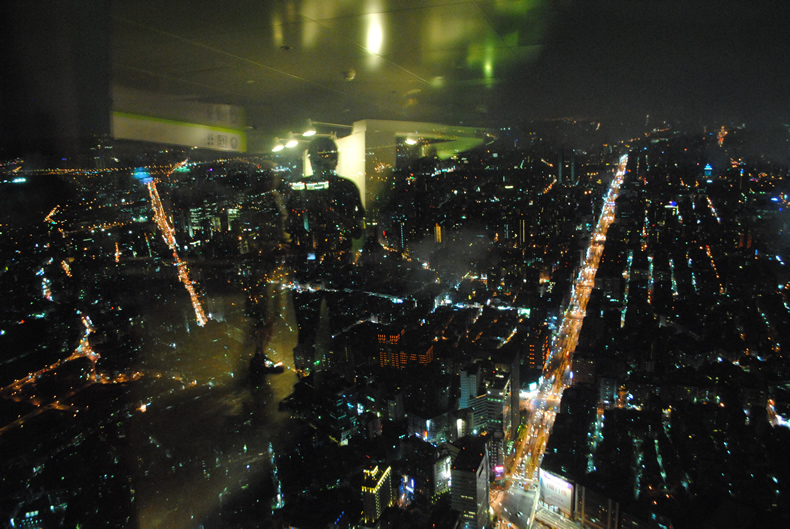 台北１０１夜景　ダウンタウン　格安航空券　台湾旅行　台湾旅　格安台北　タイティファン