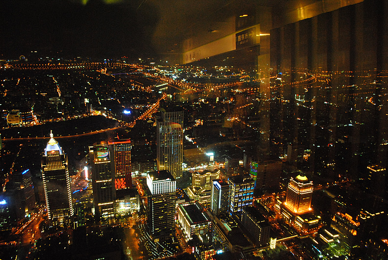 taipei101の夜景がかなり方角によって異なる景色　台北１０１　繁華街　台湾旅行　台湾旅　格安台北　タイティファンを食べる